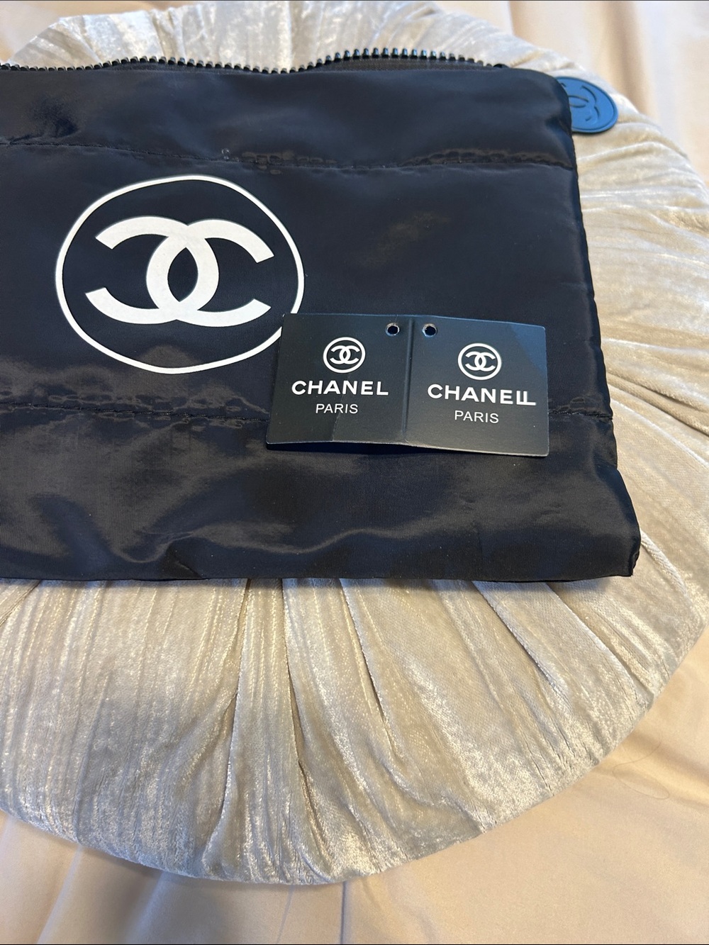Chanel bag in dust cover GWP - Picture 4 of 12